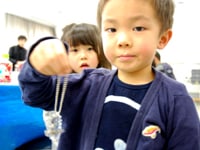 見つけた黄鉄鉱を樹脂封入したキーホルダーです