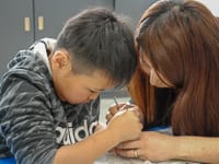 クギの先をつかって、ガリガリとけずります