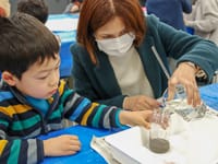 ビンにざいりょうをいれていきます