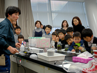 テラリウムのつくり方のお話をしています