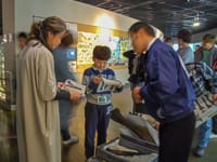 展示室に出て、実際の恐竜骨格と見比べます。