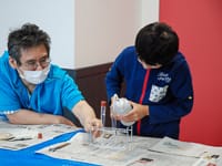 発掘現場で採取された土砂を観察します。