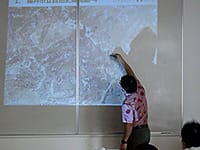 壁に見える化石をなぞっています