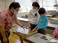 実際の石材を観察します