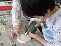 型に石こうをながしこみます