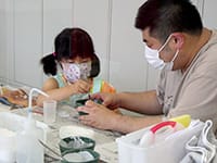 材料の石こうをとかします