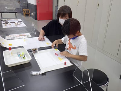 子ども工作教室「ゴムはんこで恐竜ハンカチをつくろう!」のイメージ