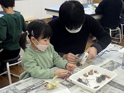 子ども工作教室「今日はクリスマスイブ!恐竜リースをつくろう」のイメージ