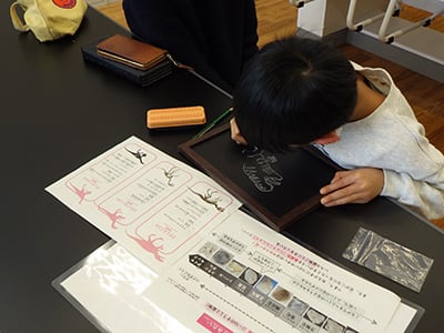 子ども工作教室「石で恐竜の絵をかこう!」のイメージ