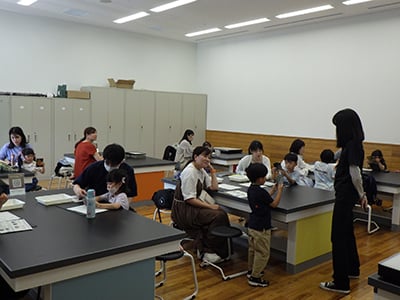子ども工作教室「偏光板（へんこうばん）で恐竜ステンドグラスをつくろう！」のイメージ