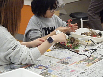 子ども工作教室「もうすぐクリスマス!恐竜リースをつくろう」のイメージ