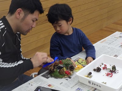 子ども工作教室「もうすぐクリスマス！恐竜リースをつくろう」のイメージ