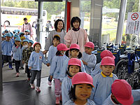 招待された勝山市内の園児達がニコニコ笑顔でやってきました。博物館からのご招待ということで、みんなとってもうれしそう。