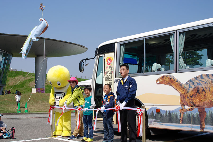 野外恐竜博物館のツアーが 本日から再開しました お知らせ 新着情報 Fpdm 福井県立恐竜博物館