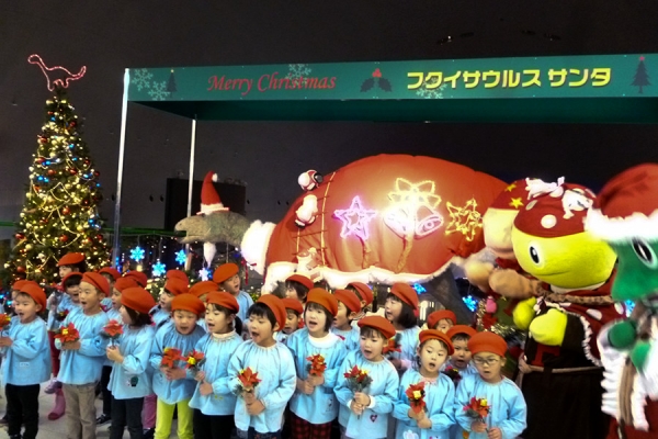 フクイサウルスサンタ＆ダイノツリーお披露目式2015