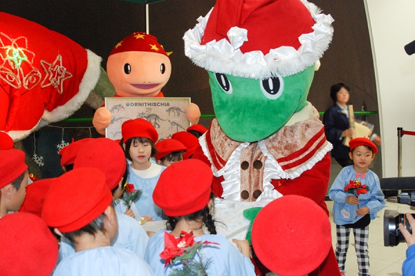 フクイサウルスサンタ＆ダイノツリーお披露目式2015