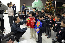 館長からクリスマスプレゼントの贈呈です