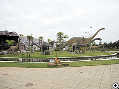 国道脇に点在する恐竜公園
