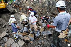 割った岩の確認作業