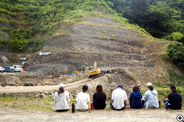 発掘現場の対岸から露頭全体をスケッチする。地層のパターンを読み取ることは、その体積環境を知るための第一歩です。