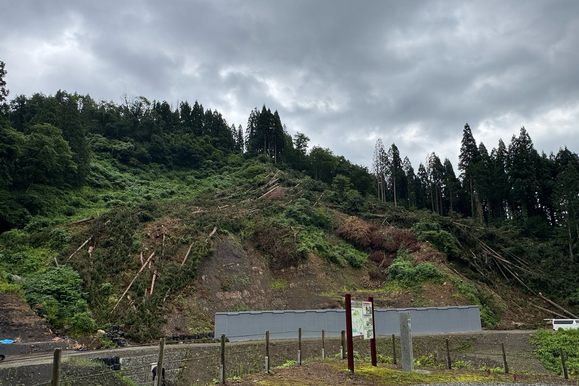 雨が降り出した第五次発掘の予定地