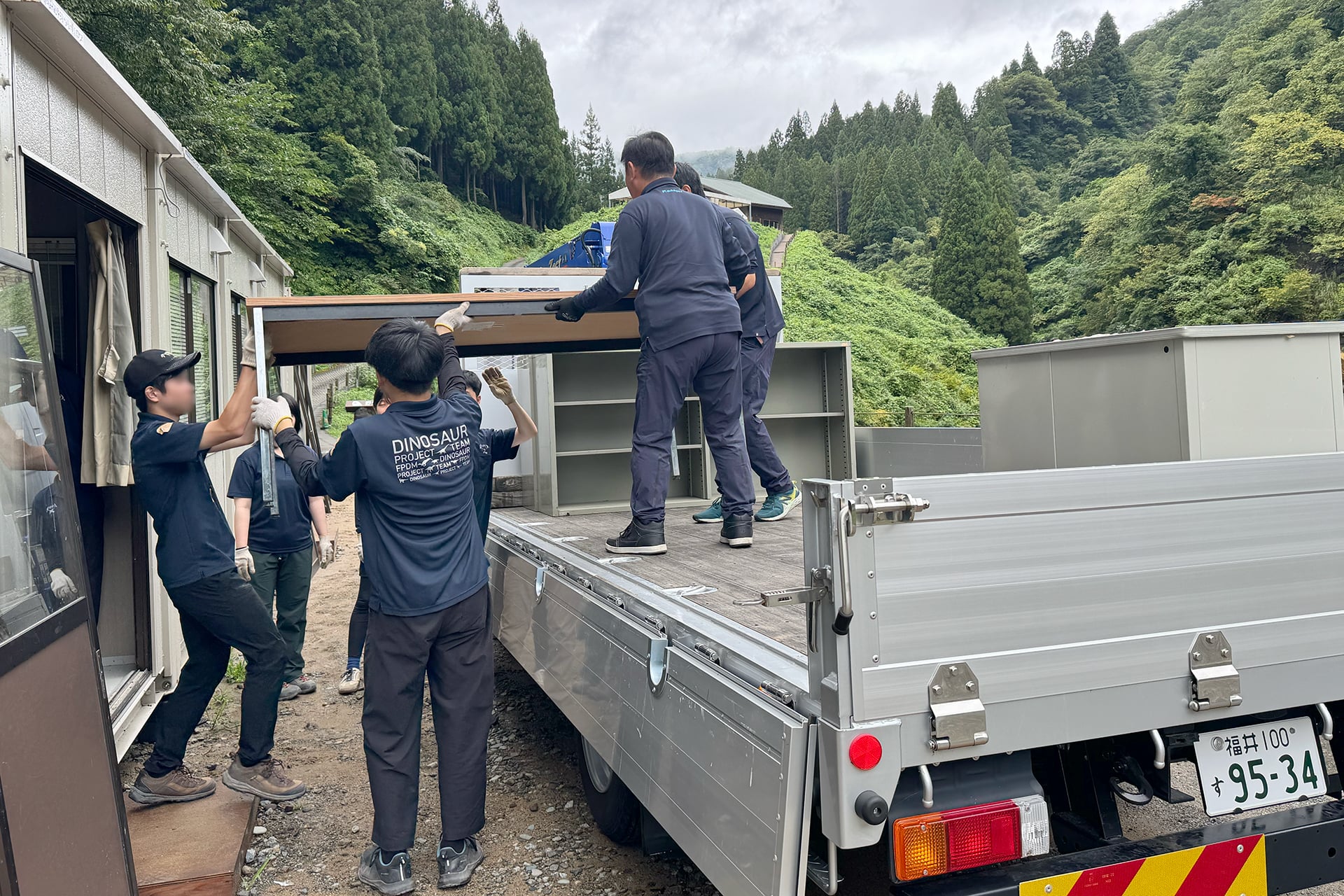 現場事務所の資材搬出