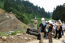 恐竜化石発掘現場見学会のようす