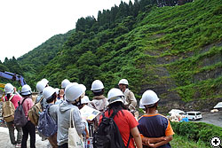 恐竜化石発掘現場見学会のようす