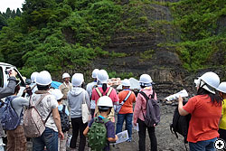 恐竜化石発掘現場見学会のようす