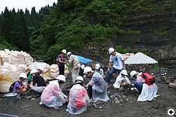 恐竜化石発掘現場見学会のようす