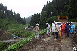 恐竜化石発掘現場見学会のようす