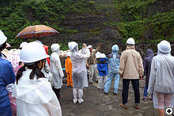 恐竜化石発掘現場見学会のようす