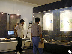 特別展示室の設営風景20080710_2（クリックで拡大）