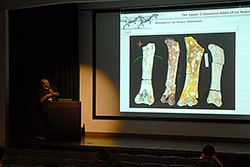 オルテガ教授による研究中の竜脚類の説明